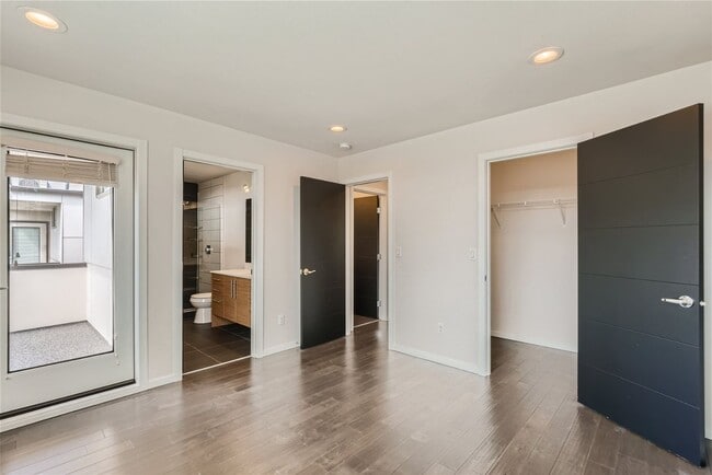 Building Photo - Modern West Seattle Townhome with Rooftop ...