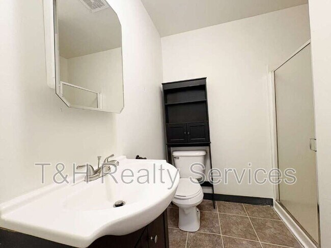 Building Photo - 117 W Ash St