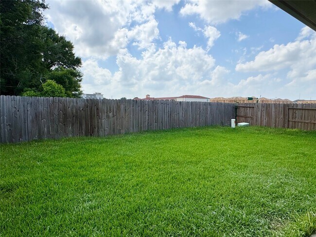 Building Photo - 1331 S Maple Dr