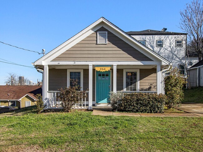 Building Photo - 3 bdrm, 1 bath in Grant Park