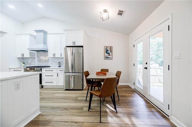 Building Photo - 5195 Hillcrest Glenn Dr