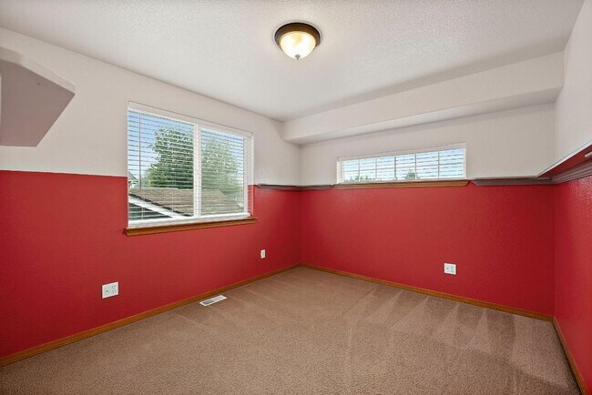 Building Photo - Spacious 4-Bedroom Olympia Home with A/C, ...