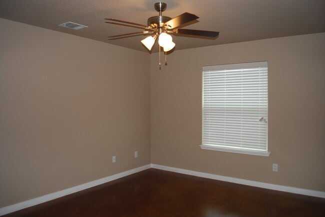 Building Photo - 1510 Dakota Ter