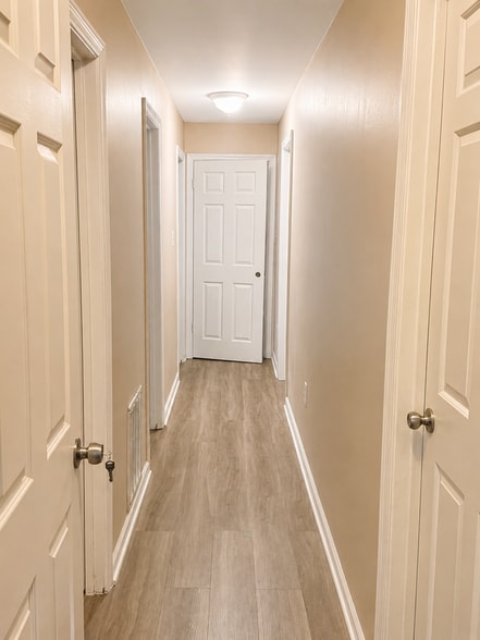 Building Photo - 4098 Camelot Ct
