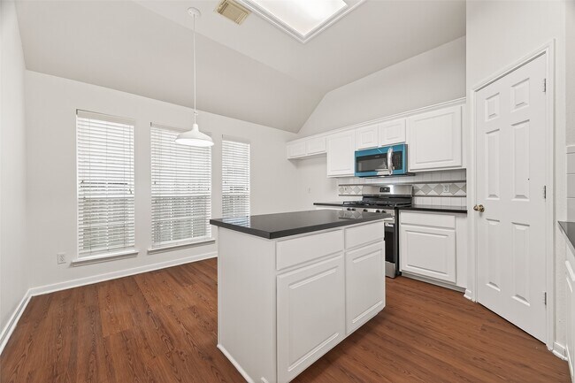 Building Photo - 2015 Waverly Glend Dr