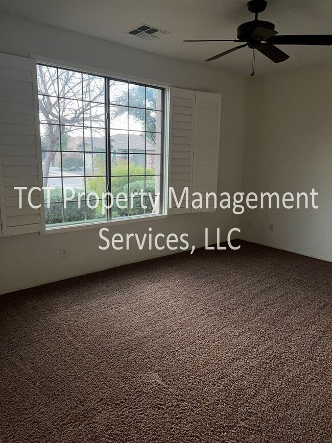 Building Photo - Beautiful 3 Bedroom Home In Shamrock Estates!