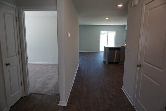 Building Photo - 602 Draymore Dr NE