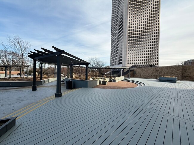 Building Photo - 5415 N Sheridan Rd