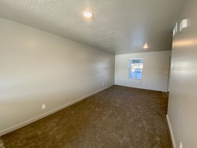 Building Photo - APARTMENT IN GREAT LOCATION FOR RENT!