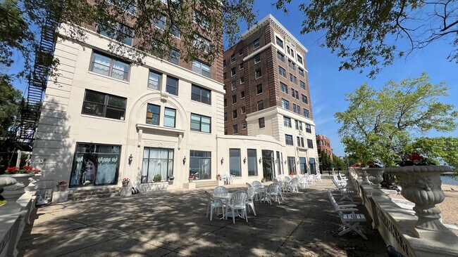 Building Photo - 1205 W Sherwin Ave