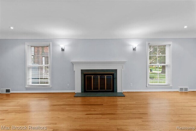 Building Photo - 600 Westwood Dr