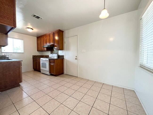 Building Photo - 3 bedroom 1 bathroom home located in Sacra...