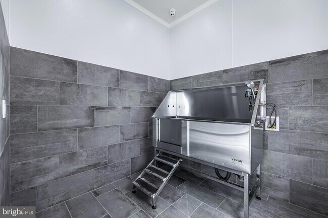 Building Photo - 1005 Admiral Ln