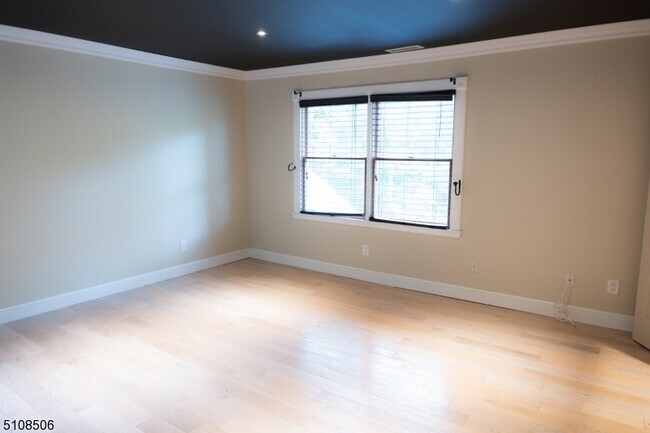 Building Photo - 28 Glenview Dr