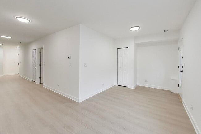 Building Photo - 1244 N Wolcott Ave