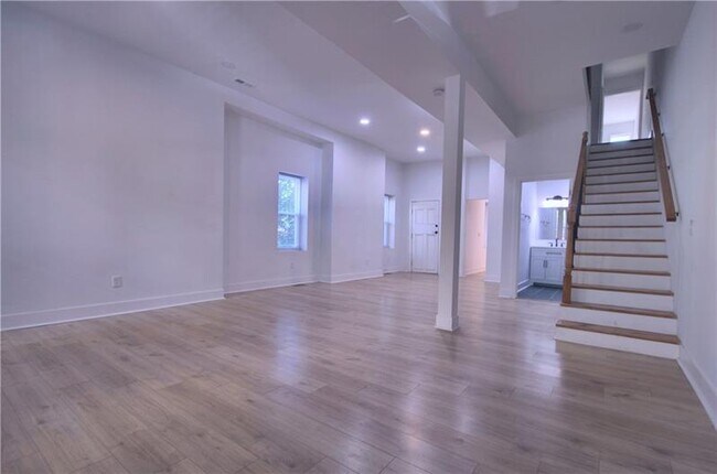Building Photo - 1327 Reddour St