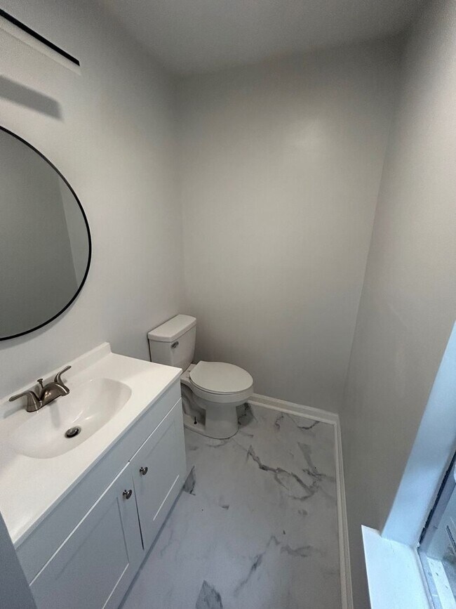 Building Photo - 240 Jamil Rd