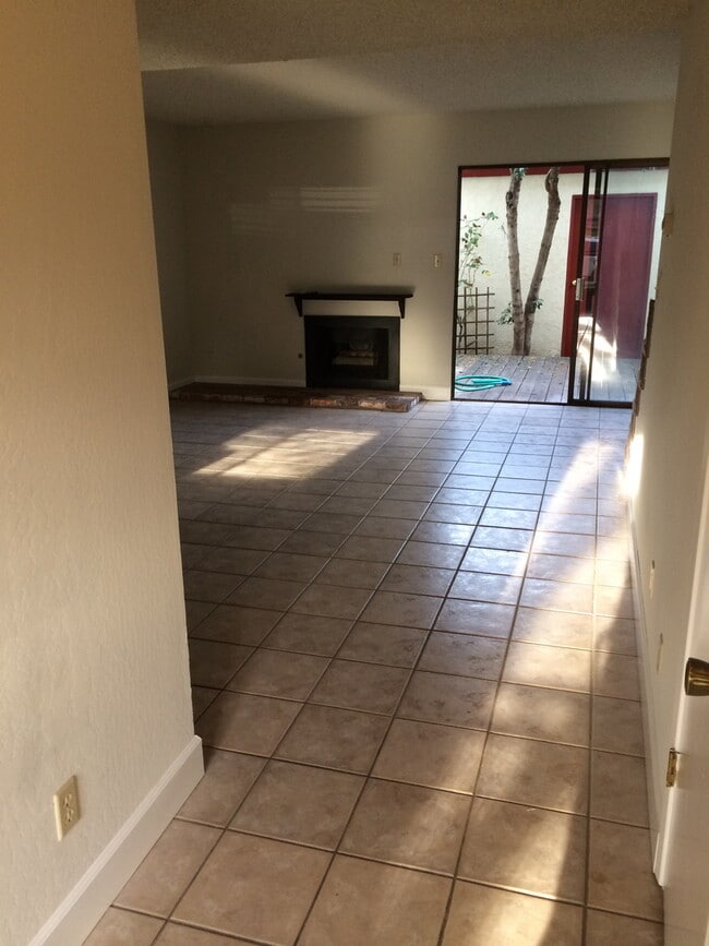 Building Photo - Town Home in South Davis!