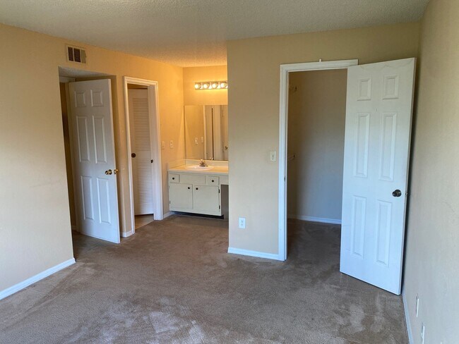 Building Photo - Venetian Place -  833