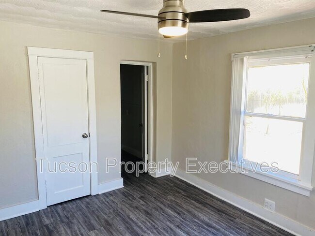 Building Photo - 2632 N Stone Ave