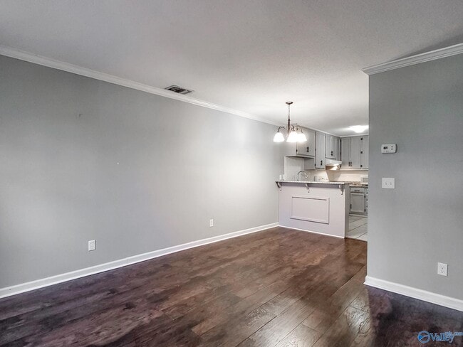 Building Photo - 2020 Woodlawn Dr SW