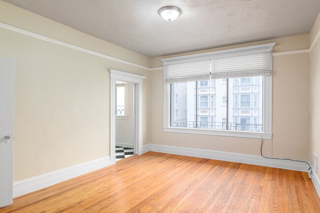 Building Photo - 605 Jones