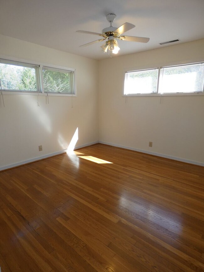 Building Photo - Charming Carriage Home in the Heart of Hoover