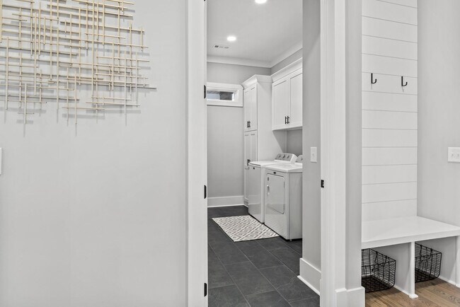 Building Photo - 533 Tom Cobb Dr