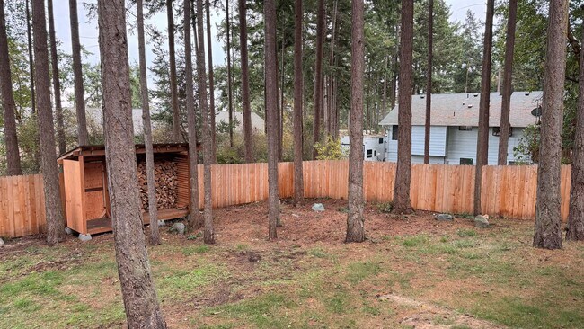 Building Photo - Fantastic Home Close to Schools, Shopping ...