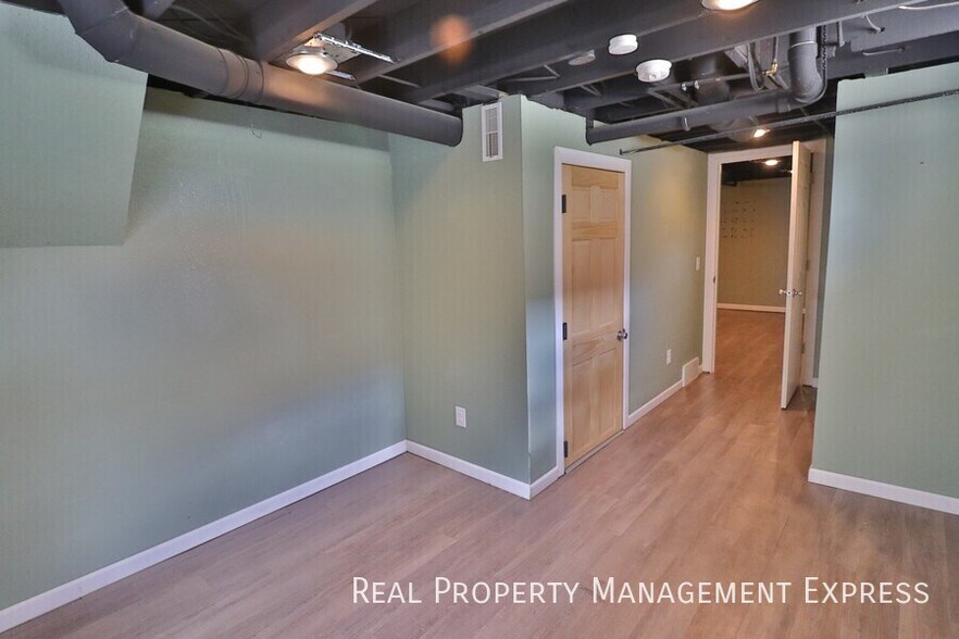 Building Photo - Beautiful 3 bedroom 2 bathroom home near d...