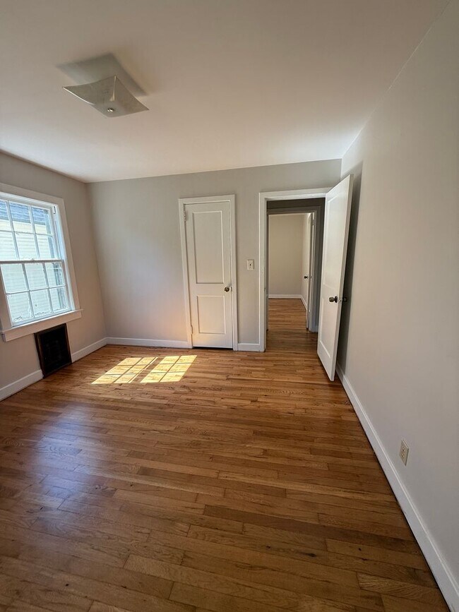 Building Photo - Charming 2 Bedroom Rental with Fresh Updates