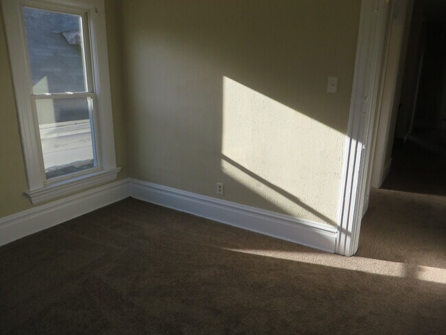 Building Photo - 5 Bedroom Home in the very core of Downtown (West Central, Downtown)