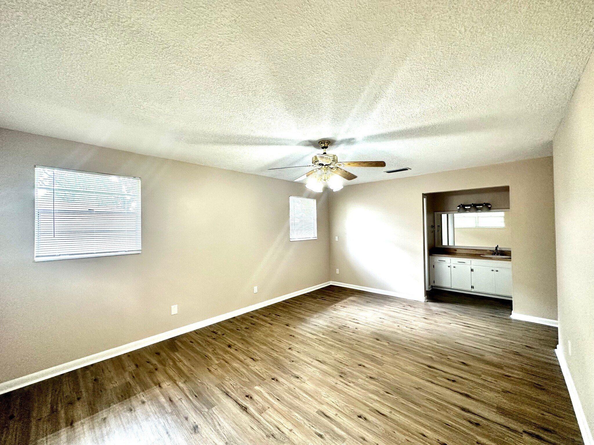 Building Photo - 261 Dillon Dr