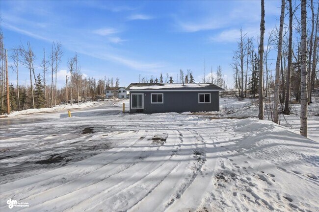 Building Photo - 3 BEDROOM | 2 BATHROOM | ACROSS FROM SCHOOLS