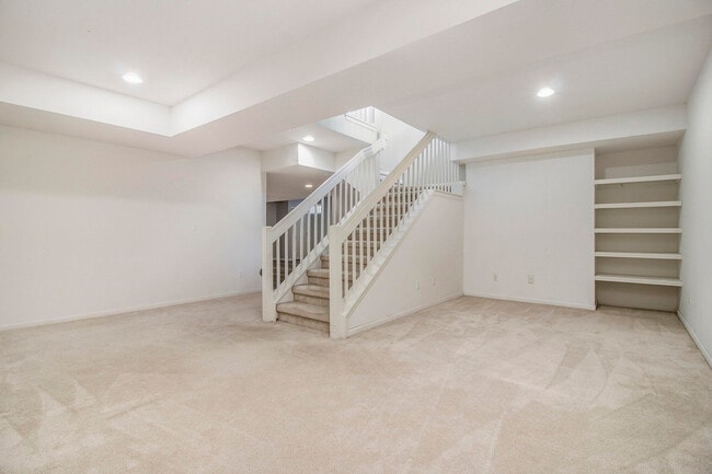 Building Photo - 5974 Versailles Ave E