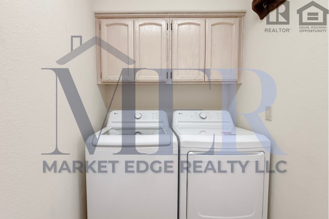 Building Photo - 3Bed/2Bath Furnished Home w/Stunning Backy...