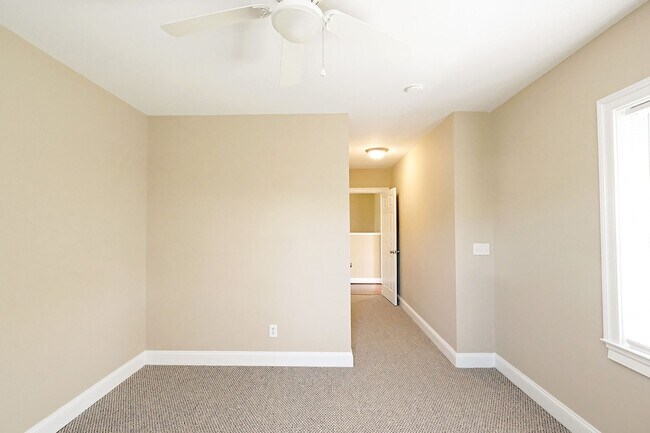 Building Photo - Charming Move-in Ready Downtown Home With Updates