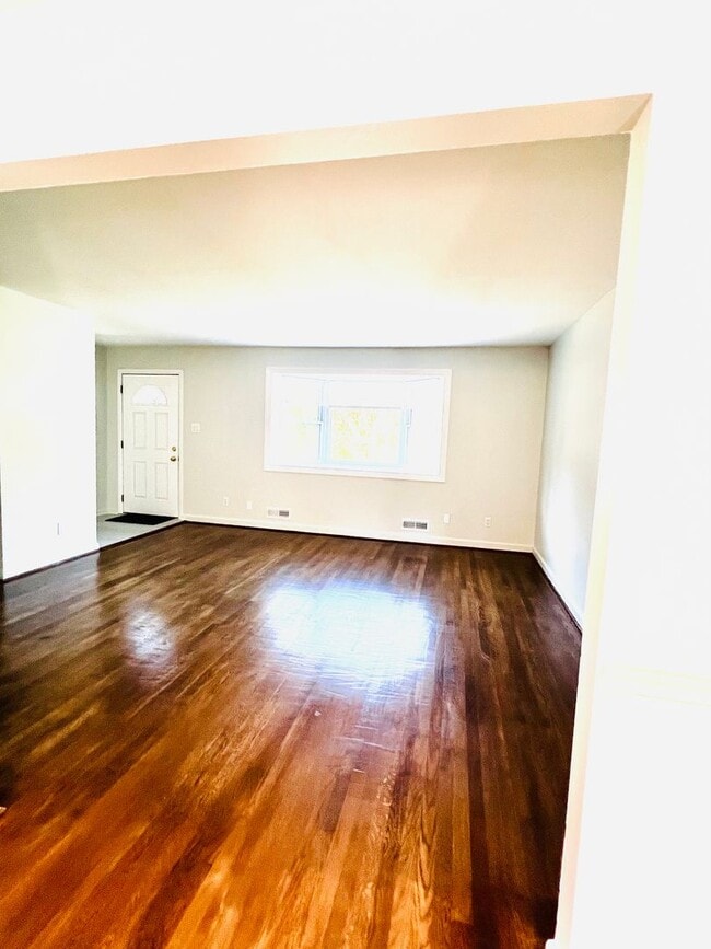 Building Photo - Beautiful 4 BR + den 2 FB home in corner lot!