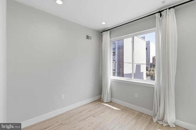 Building Photo - 1448 N Myrtlewood St