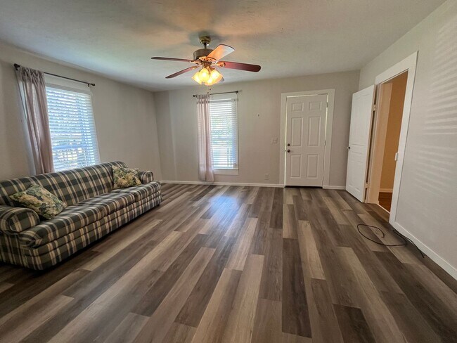 Building Photo - Charming 2 Bedroom  "Century Home" near do...