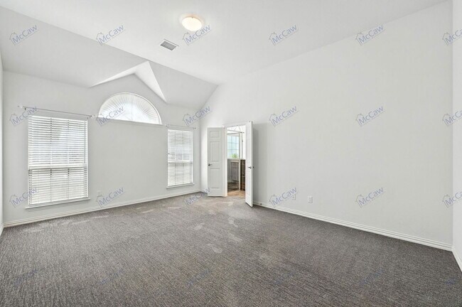 Building Photo - 628 Castle St