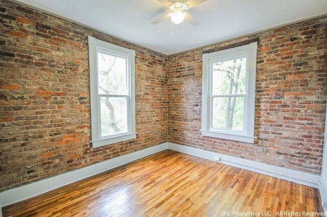 Building Photo - Updated 2 Bedroom 1 Bathroom in Downtown C...