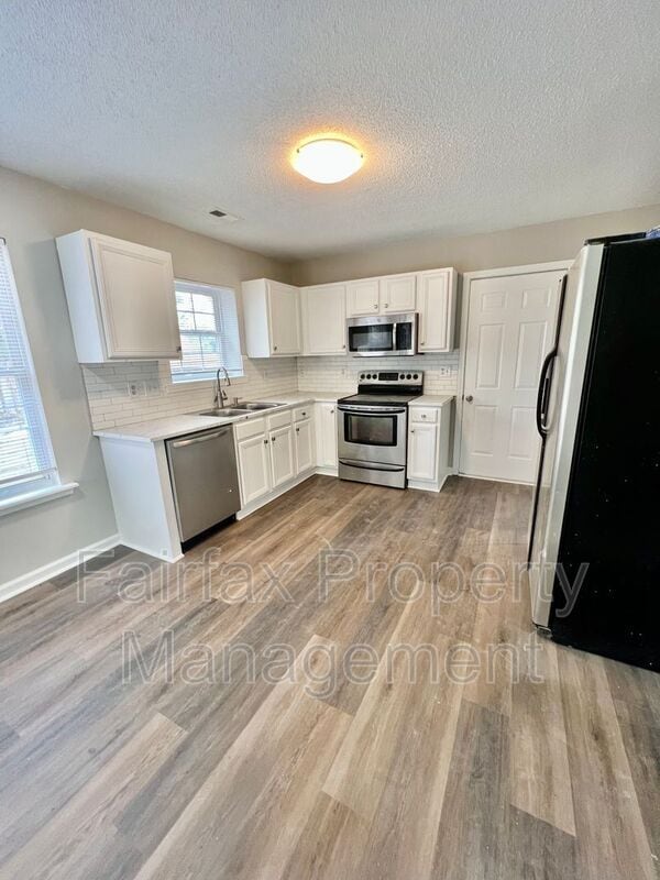 Building Photo - 201 Ridge Lake Dr