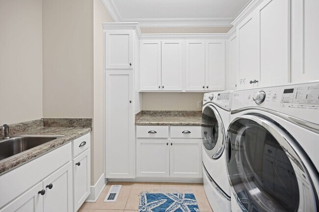 Building Photo - 205 Sea Island Dr