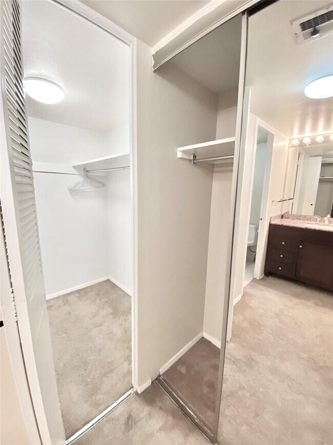 Building Photo - 2016 Main St