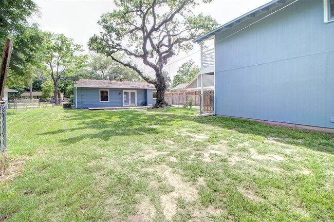Building Photo - 950 Lamonte Ln
