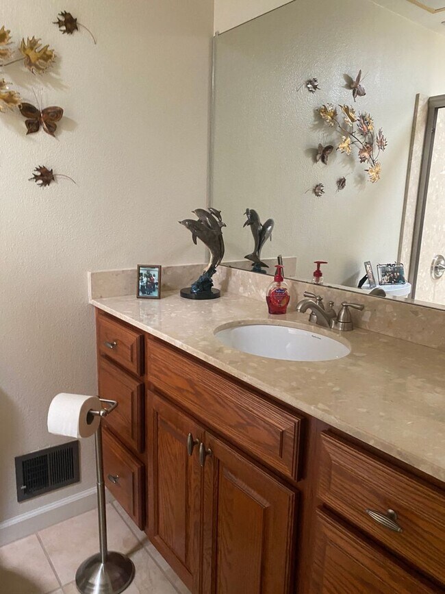 Building Photo - 6836 Oakmont Dr