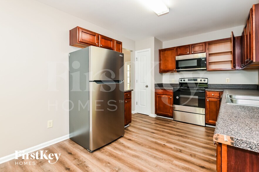 Building Photo - 380 Pine Tree Dr