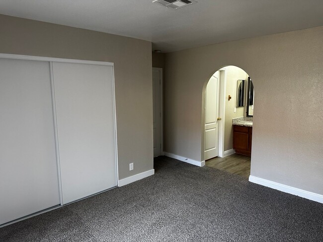 Building Photo - Charming Condo in a gated community with p...