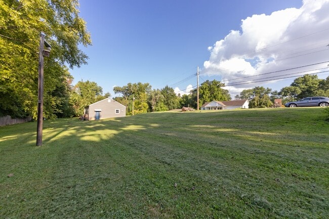 Building Photo - Charming, Fully Finished, 2 Bedroom Home w...